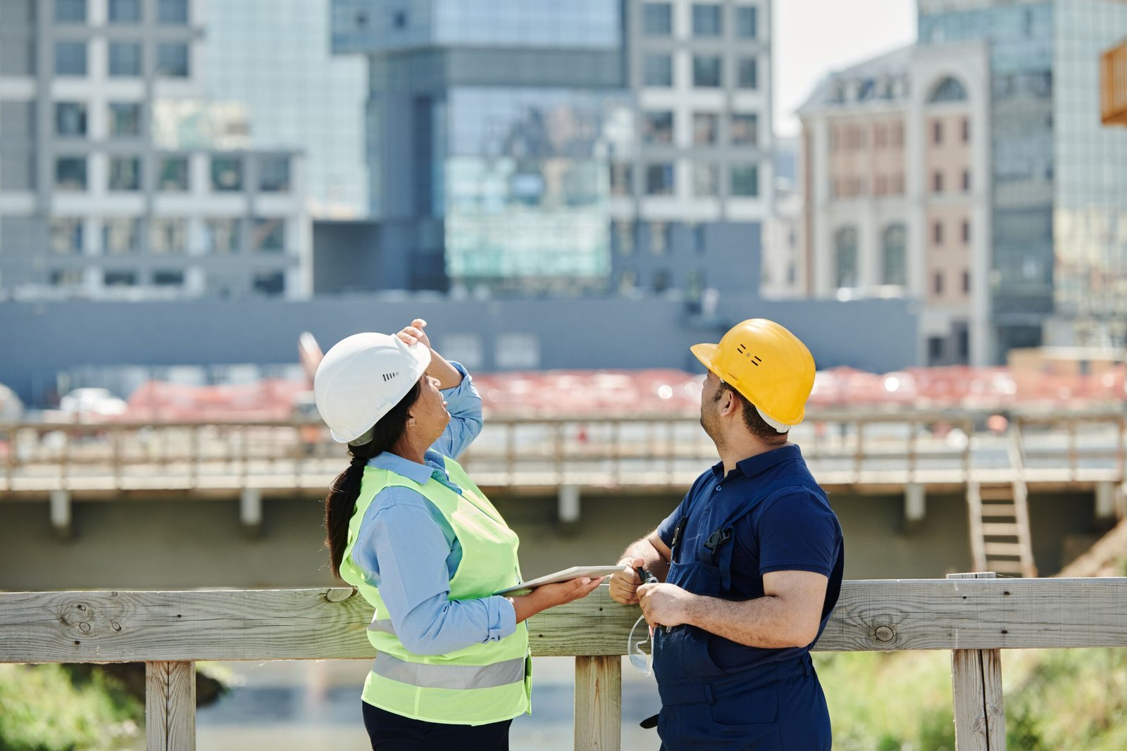 Ingenieros de construcción con casco en obra